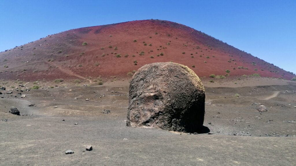 Montaña Colorada con Bomba Volcánica