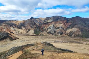 Senderista entre montañas durante una excursión a Landmannalaugar, en el centro de Islandoa